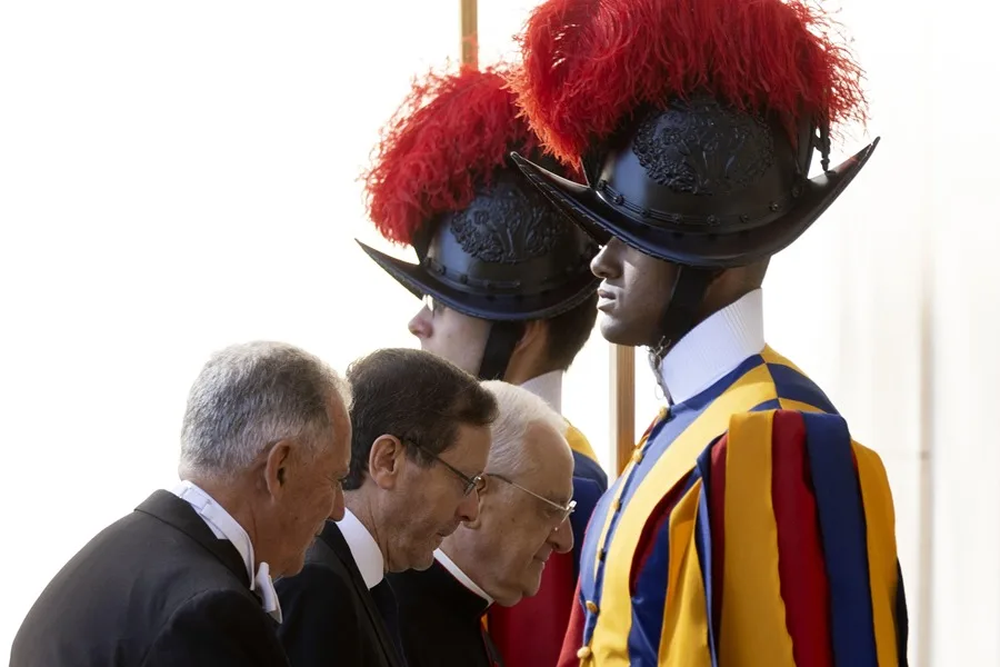 El presidente israelí, Isaac Herzog, llega para reunirse con el Papa León XIV en el Vaticano