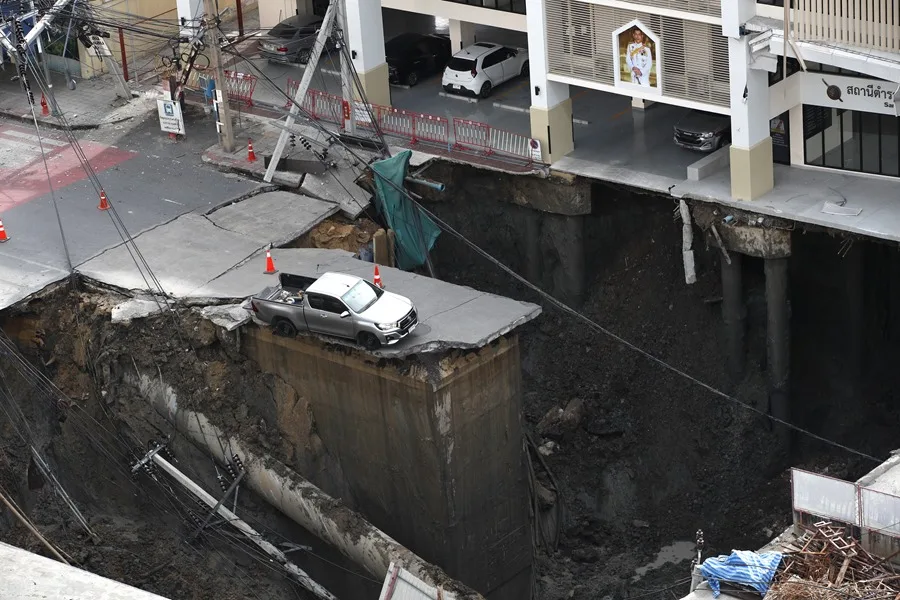 Un vehículo quedó atrapado en un gran socavón tras un derrumbe en Bangkok