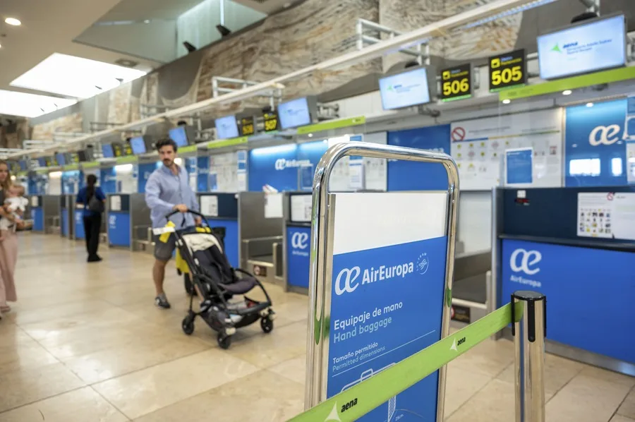 Pasajeros en los mostradores de Air Europa en el aeropuerto Adolfo Suárez-Barajas en Madrid.