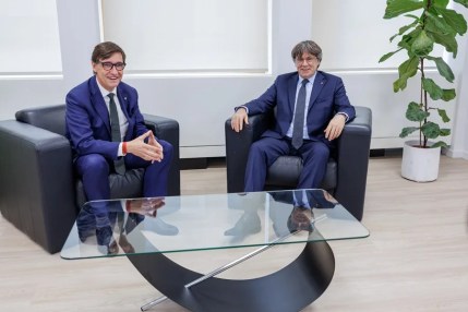 Salvador Illa y Carles Puigdemont al inicio de su reunión en Bruselas.