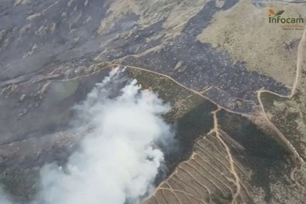 Captura de video de una vista aérea del incendio forestal en la zona del Pico del Lobo, en Guadalajara.