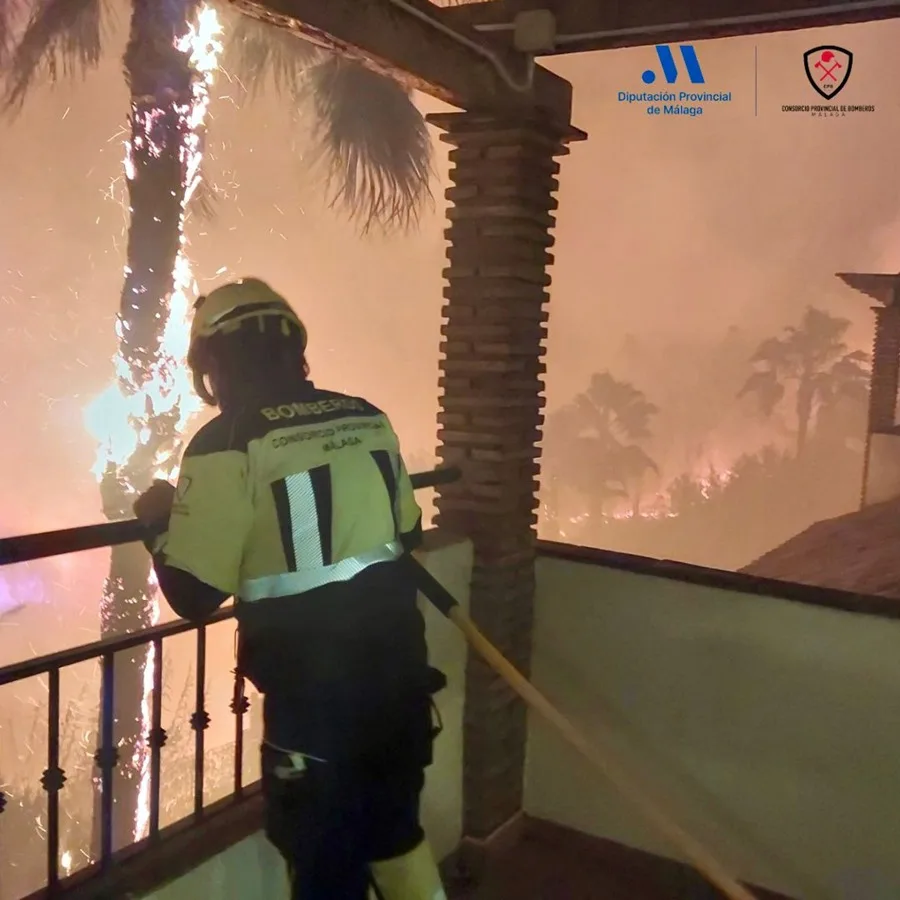  Un incendio urbano declarado en la madrugada de este jueves en Benalmádena (Málaga) 