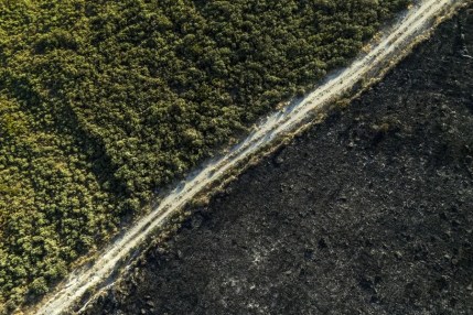 Vista aérea de la superficie calcinada por el incendio forestal en A Mezquita (Ourense).
