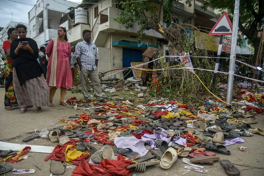 Varias personas reúnen en el lugar de un accidente de estampida mortal en Karur, Tamil Nadu, India.