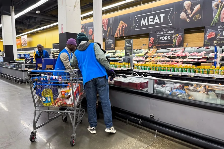 Varios compradores en un supermercado en Washington.