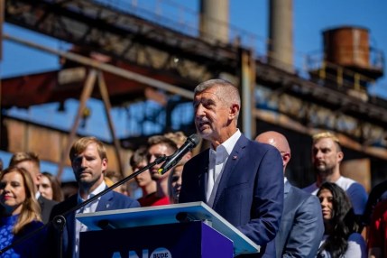 inflación y el acceso a la vivienda acercan al millonario Babis al poder en Chequia. En la imagen, Andrej Babis (c), líder de ANO, durante un acto de campaña previo a las elecciones generales en Ostrava, República Checa, el pasado 4 de septiembre. EFE/EPA/MARTIN DIVISEK