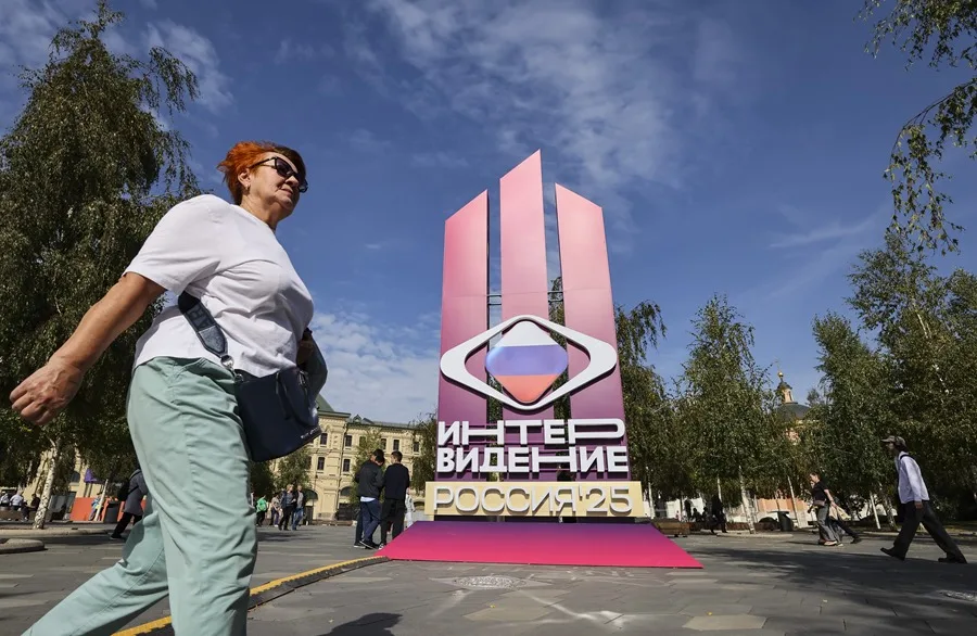 Una mujer camina frente a una instalación dedicada al concurso internacional de música 'Intervisión' en el parque Zaryadye, cerca del Kremlin. 