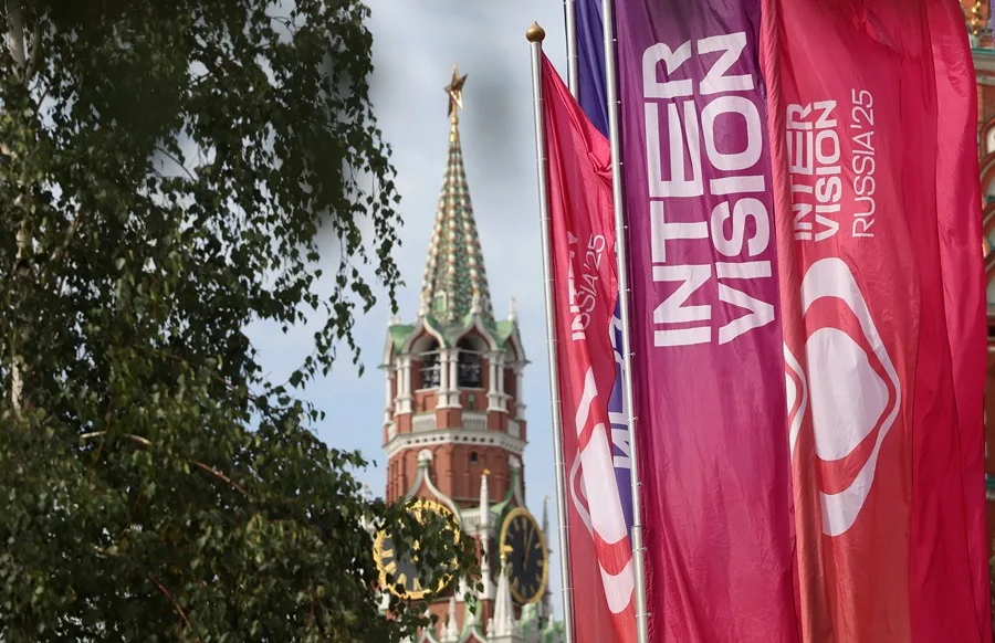 Instalación dedicada al concurso internacional de música «Intervisión» en el parque Zaryadye, cerca del Kremlin. 