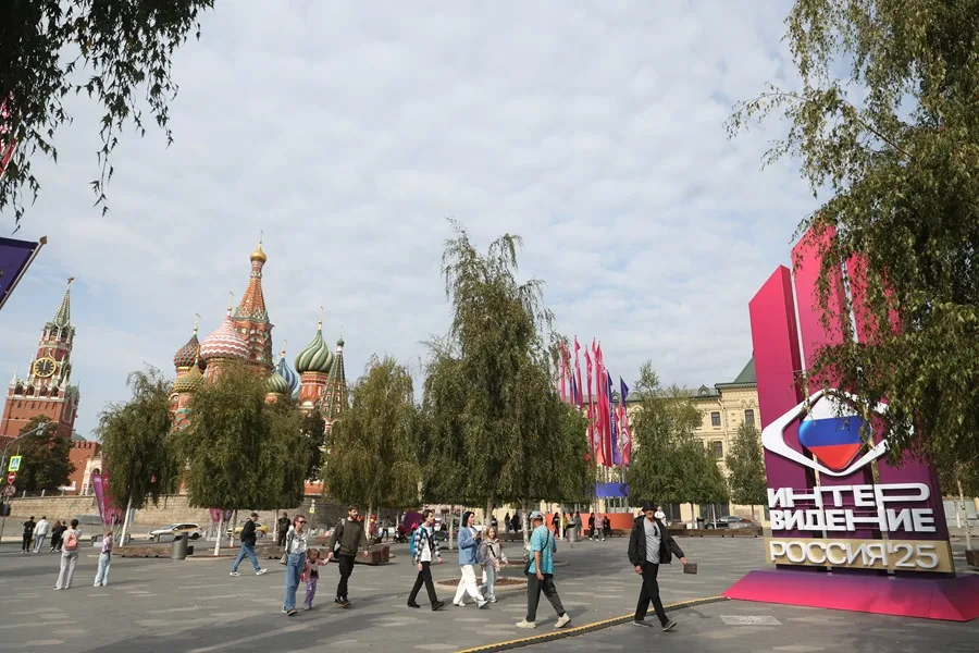 Personas caminan frente a una instalación dedicada al concurso internacional de música «Intervisión» en el parque Zaryadye, cerca del Kremlin.