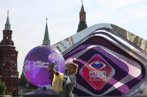 El logo del festival Intervision con las torres del Kremlin al fondo.