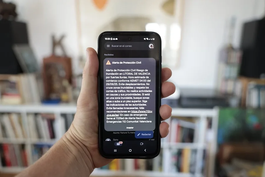 Un mensaje Es Alert avisa del riesgo de inundación por lluvias en Valencia y Castellón.