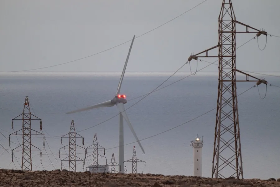 Tendidos eléctricos y un aerogenerador en Fuerteventura.