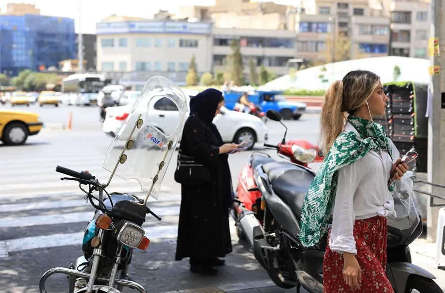 Mujeres iraníes caminan por una calle en Teherán