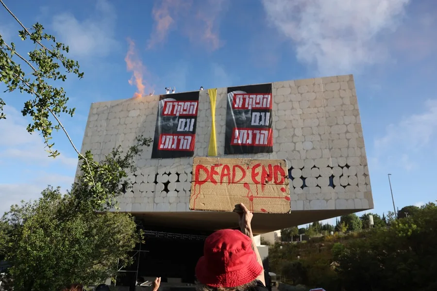 Imagen de manifestantes en el techo de la Biblioteca