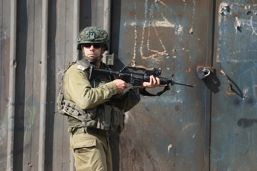 Un soldado israelí en Naplusa.