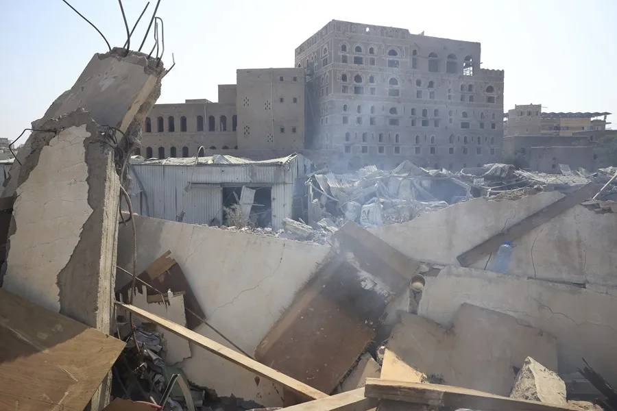 Edificios destruidos tras ataques israelíes en Saná, Yemen.