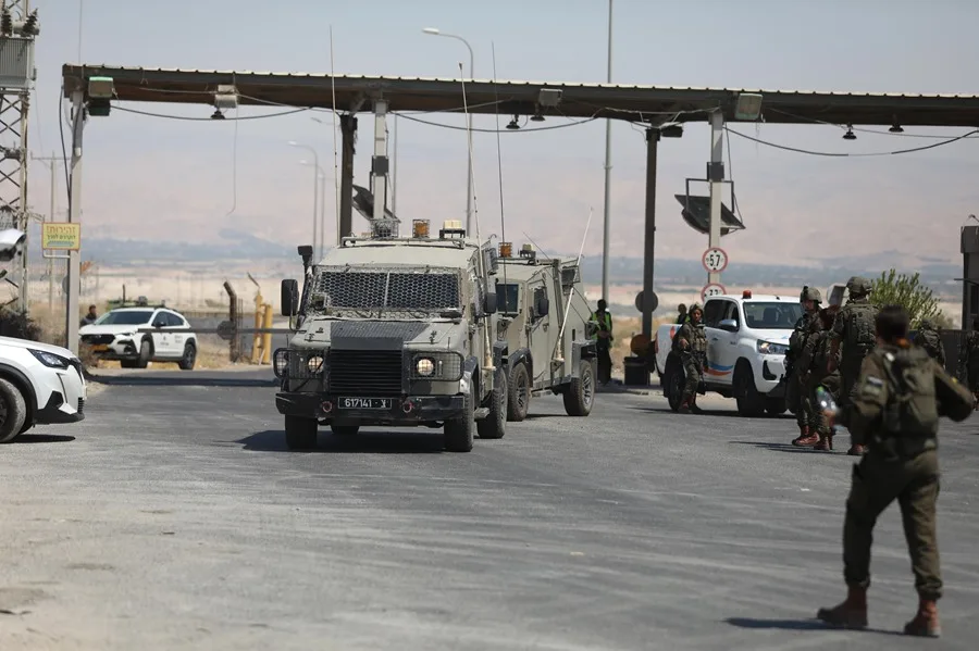 Las fuerzas de seguridad israelíes llegan cerca del lugar donde un camionero abrió fuego en el puente Allenby,