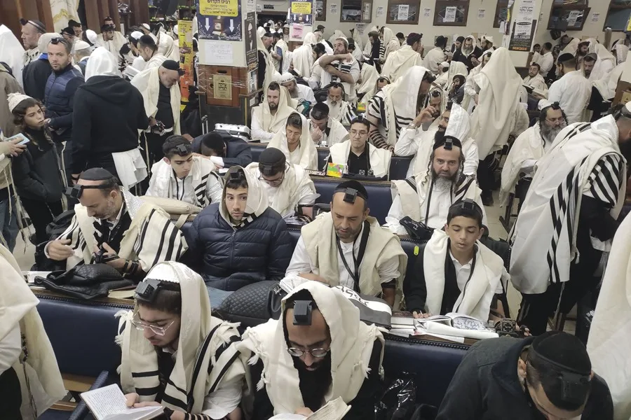 Judíos de habla hispana participan en un rezo en la sinagoga construida en torno a la tumba de Rabí Najman de Bréslev en Ucrania.