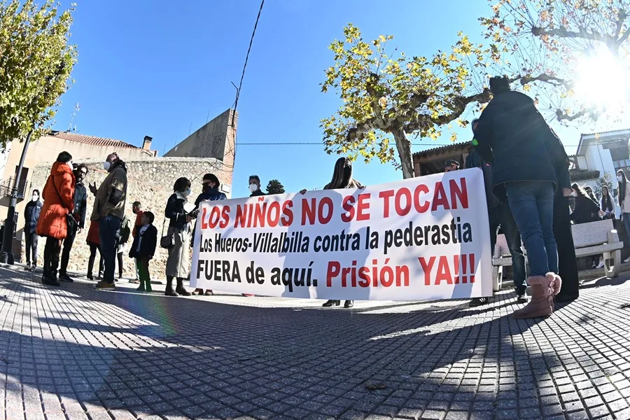 Vecinos de Valdeavero se concentran en contra de la pederastia y para apoyar a las víctimas del frutero de Valdeavero.