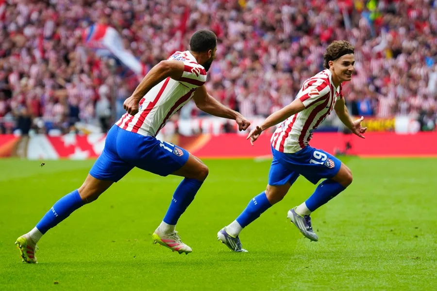 Julián Álvarez (d) celebra su gol.