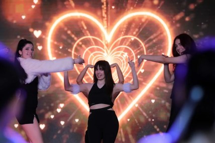 Varios jóvenes con estética K-pop.