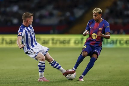 El delantero del FC Barcelona, Lamine Yamal (d), disputa el balón ante el defensa de la Real Sociedad, Sergio Gómez.