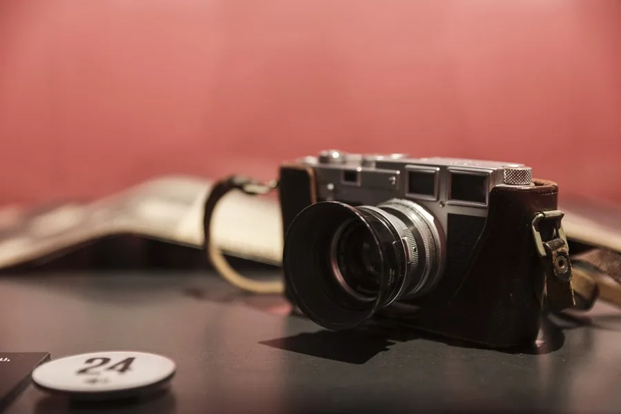 Una cámara Leica M3 del fotógrafo francés Robert Doisneau, expuesta en la exposición «Doisneau. Instantes dados» en el Museo Maillol de París