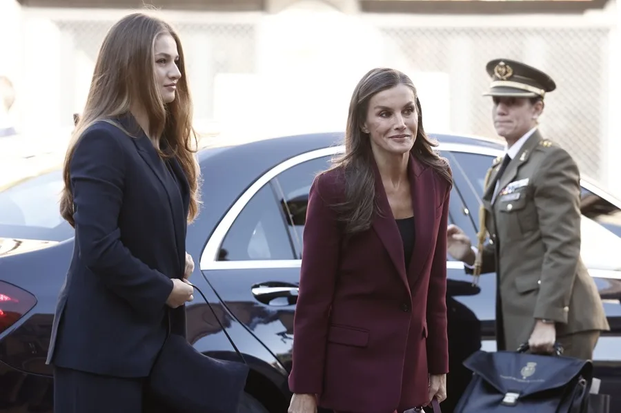 La princesa Leonor (i) y la reina Letizia (d) a su llegada este viernes a Pamplona, Navarra