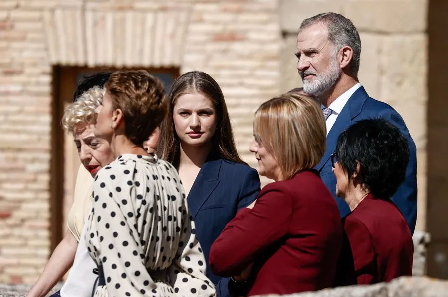 La princesa Leonor (4i), acompañada por el rey Felipe VI (d, detrás), la reina Letizia (3i), la presidenta de Navarra, María Chivite (i, delante), y la alcaldesa de Viana, Yolanda González (i, detrás), visita el jardín de Serrat en las ruinas de San Pedro de la localidad de Viana en el primer viaje oficial de la heredera de la Corona a la Comunidad Foral y con el que quiere subrayar su vínculo a través del título que ostenta de princesa de Viana, que fue creado hace 602 años.