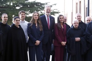 La princesa Leonor, el rey Felipe VI y la reina Letizia, posan con los Monjes Benedictinos tras el homenaje a los reyes de Navarra y al Reino de Navarra.