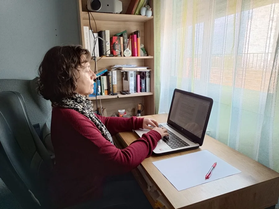 Una mujer teletrabajando en su casa de Sevilla