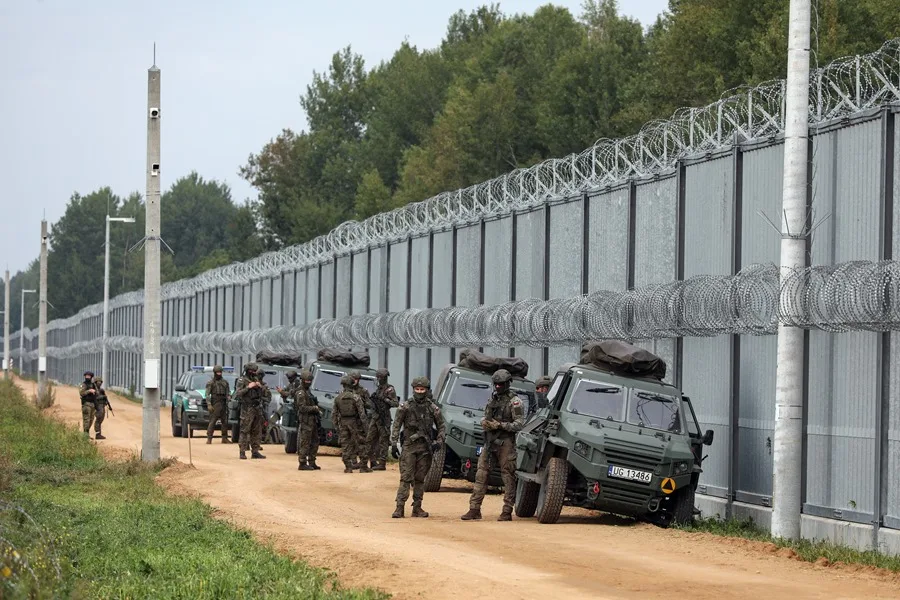 Soldados polacos hacen guardia junto a la valla fronteriza entre Polonia y Bielorrusia, en Krynki, Polonia