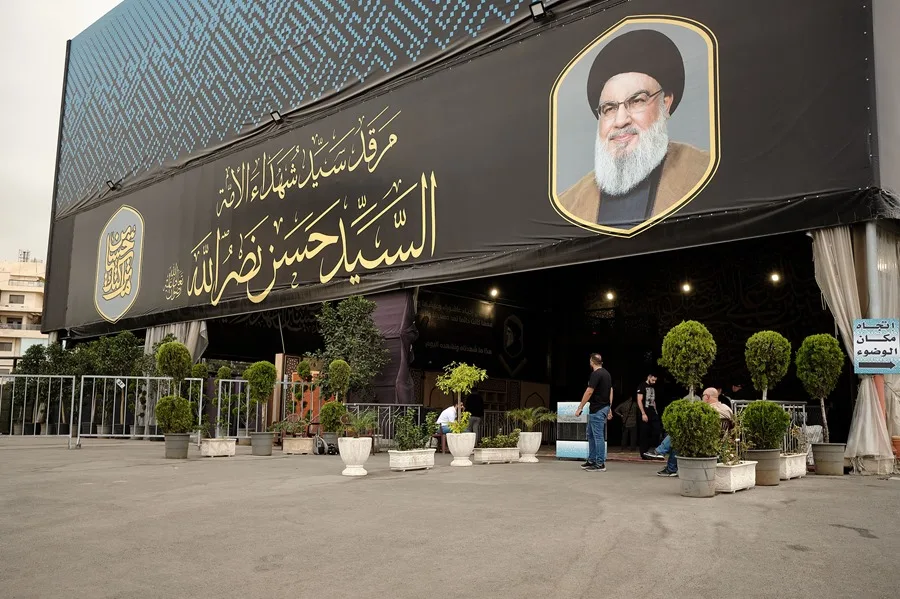 Vista exterior del mausoleo de Hasán Nasrala en el Dahye, Beirut, Líbano.