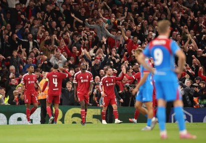Virgil van Dijk del Liverpool celebra con sus compañeros tras marcar el 3-2