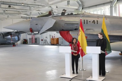 La ministra española de Defensa, Margarita Robles, y su homóloga lituana, Dovilë Sakalienë (d), ofrecen una rueda de prensa