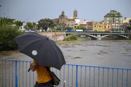 Una persona cruza un puente sobre el río Ana durante este lunes.