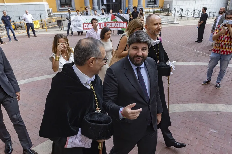 El presidente de la Región de Murcia Fernando López Miras (c), acompañado por los rectores de la Universidad Politécnica de Cartagena Mathieu Kessler (d) y el de la Universidad de Murcia José Luján (i).