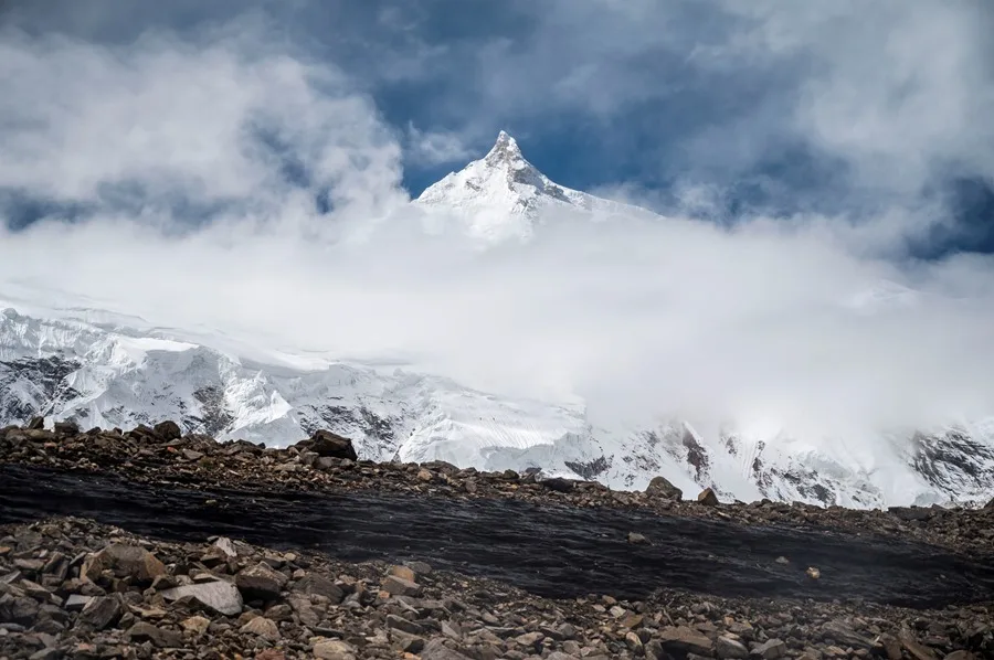 La cima del Manaslu se ve desde el campamento base del Manaslu, a unos 4900 metros sobre el nivel del mar, en Nepal