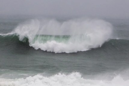 Grandes olas en la costa
