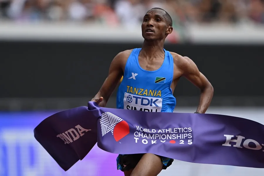 El ganador Alphonce Felix Simbu de Tanzania reacciona tras cruzar la línea de meta en el maratón masculino