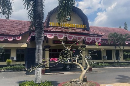 Vista de los exteriores de la comisaría de Lombok