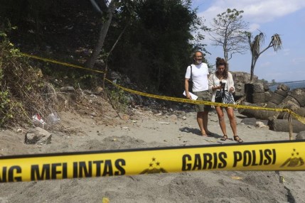 Líneas policiales instaladas en la playa Alberto, donde fue encontrado el cuerpo de la española María Matilda Muñoz