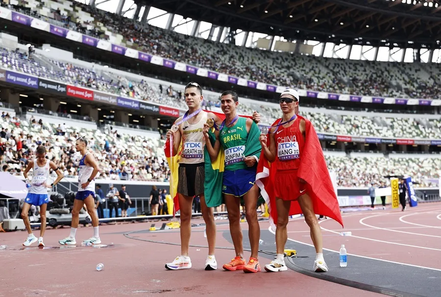 El medallista de oro Caio Bonfim de Brasil (C), el medallista de plata Zhaozhao Wang de China (D) y el medallista de bronce Paul McGrath de España posan con sus medallas después de la carrera de 20 kilómetros marcha