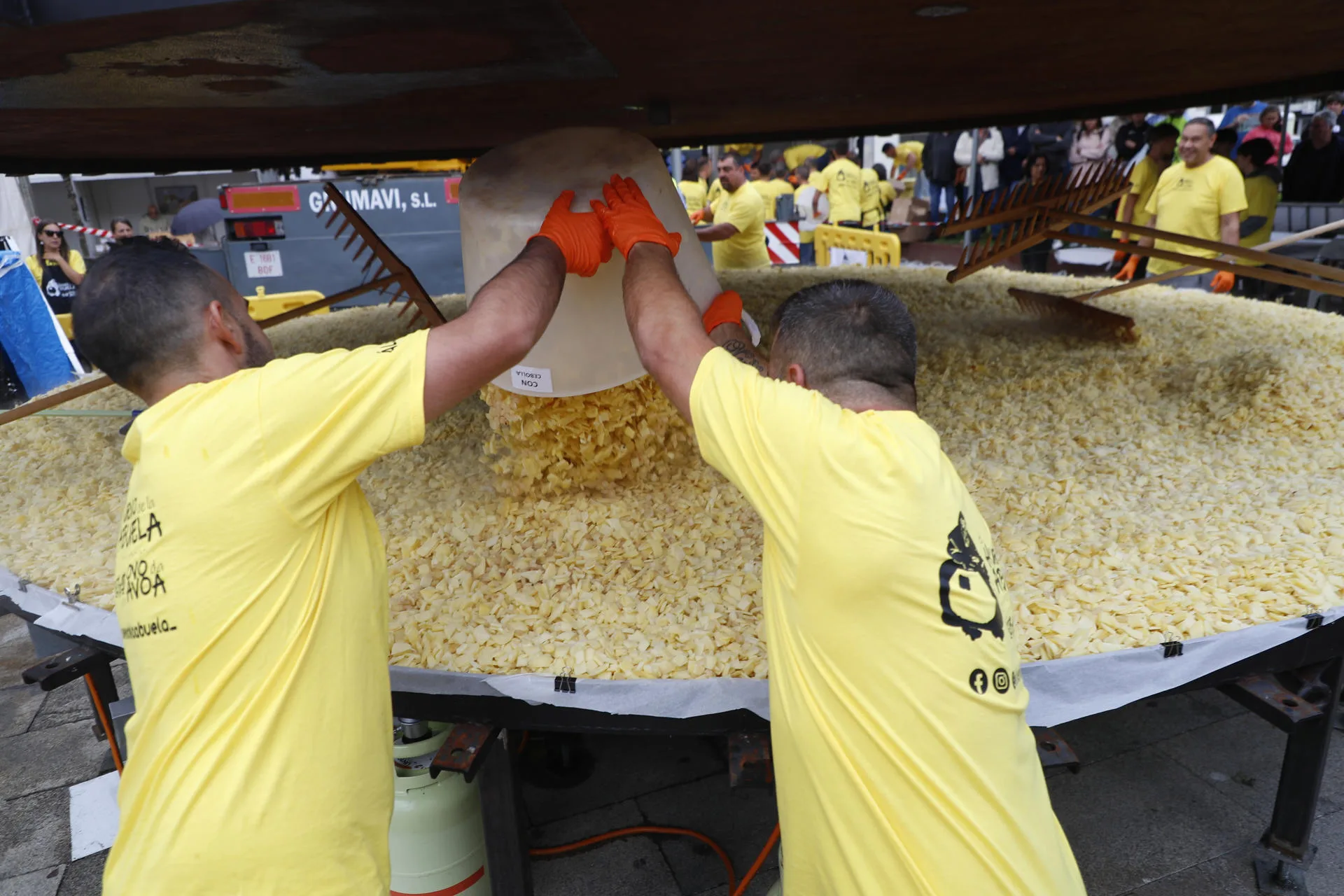 Pueblo español repite récord de mayor tortilla del mundo con 17.000 huevos
