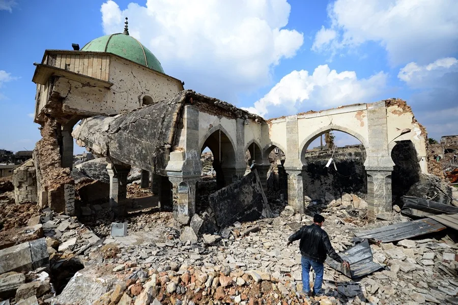 Un hombre inspecciona las ruinas de la Gran mezquita de al Nuri en la Ciudad Vieja, en el oeste de Mosul (Irak).