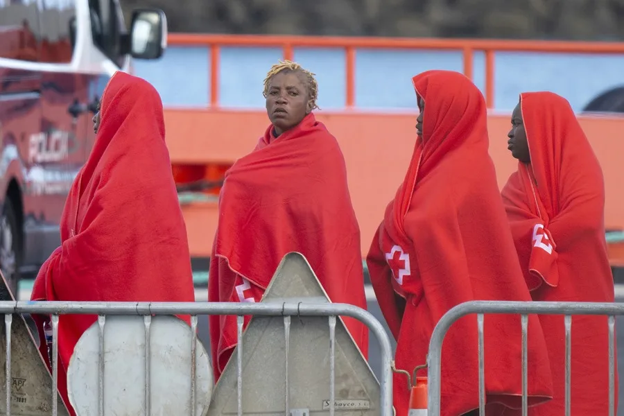 Salvamento Marítimo rescata a migrantes de una patera.