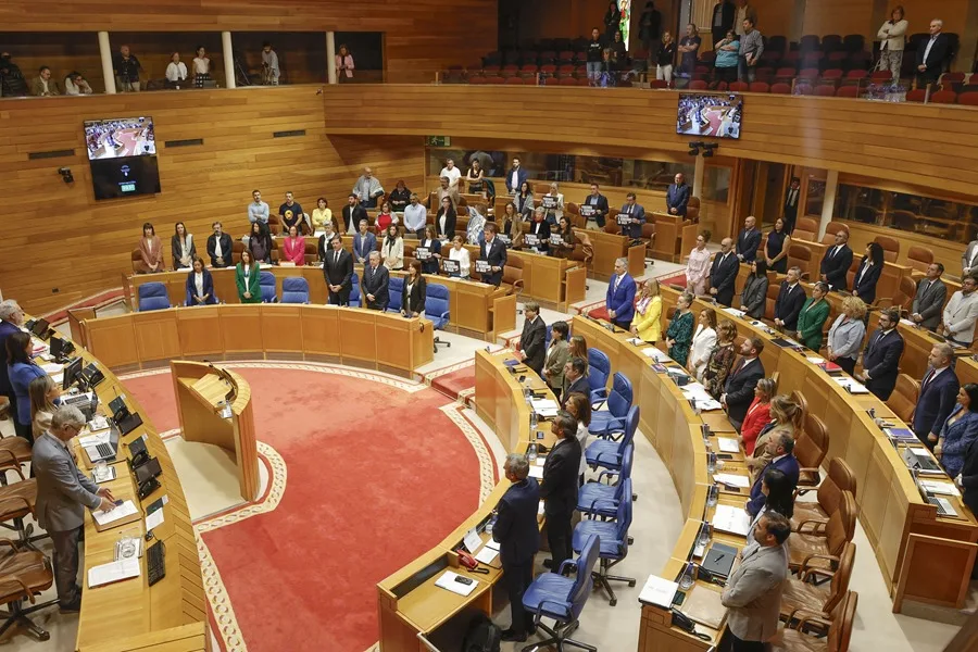 El pleno del Parlamento de Galicia guarda un minuto de silencio por las víctimas del genocidio en Gaza