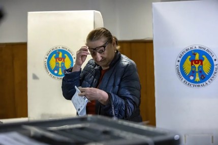 Una mujer vota en las elecciones parlamentarias de Moldavia.