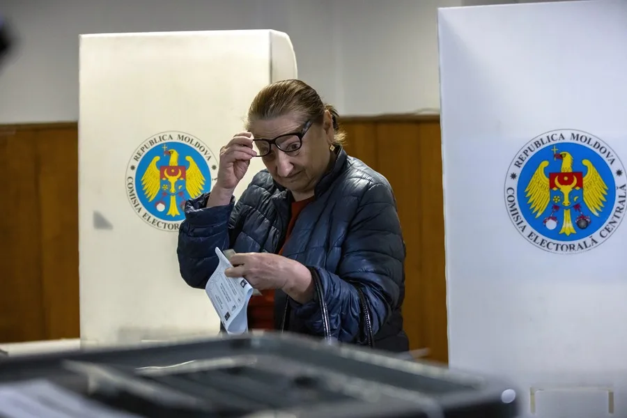 Una mujer vota en las elecciones parlamentarias de Moldavia.