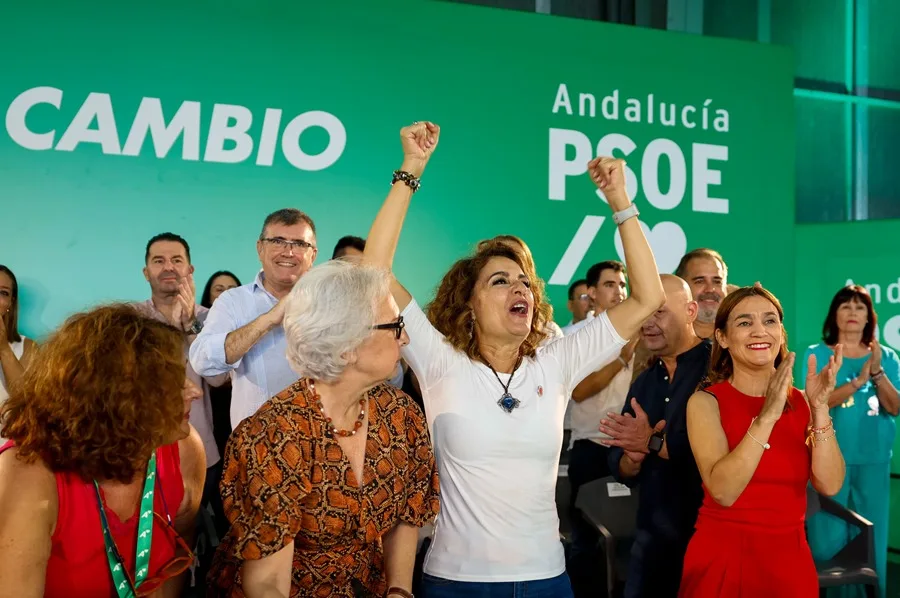 La candidata a la Presidencia de la Junta de Andalucía, secretaria regional del PSOE andaluz y vicepresidenta primera del Gobierno, María Jesús Montero (c), en la reunión del Comité Director del PSOE andaluz. 